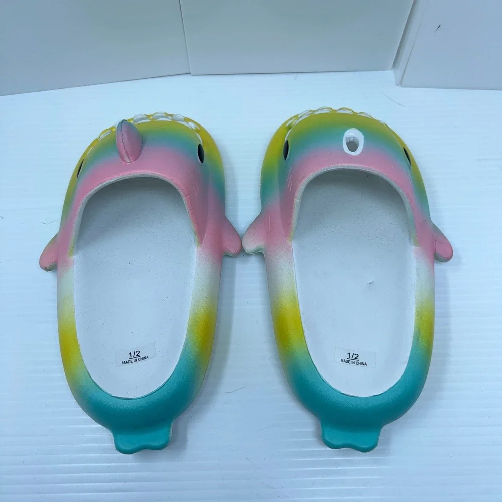 Unbranded Kids Size 1/2 Rainbow Shark 3D Fin Foam Slide Sandals New